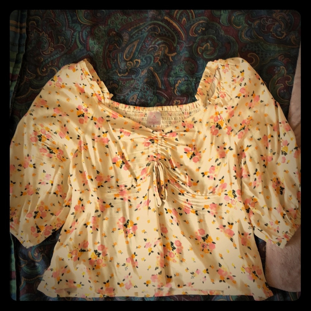 Super cute flower top!